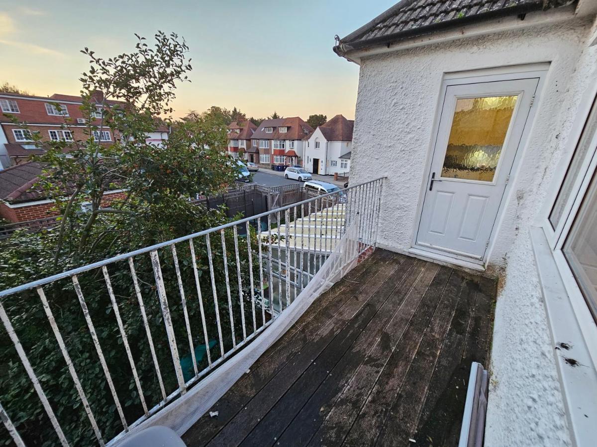 Large 4 Bedrooms Golders Green Лондон Экстерьер фото